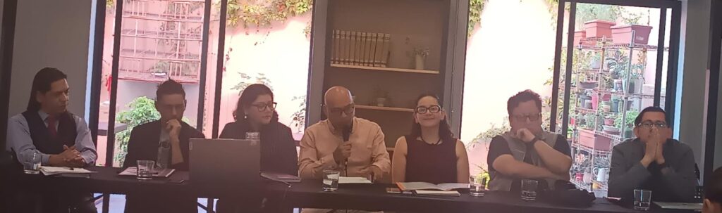 De izquierda a derecha: Jon Dixit, Mtro Edgar Medina, Dra. Guadalupe Ruiz Vivanco, Dr. Ricardo Agustín Serrano, Dra. Elvira Ruiz Vivanco, Dr. Alberto Isaac Herrera Martínez, Dr. Ernesto Cortés García en las primeras Jornadas de Estudios Críticos, Primavera 2025.